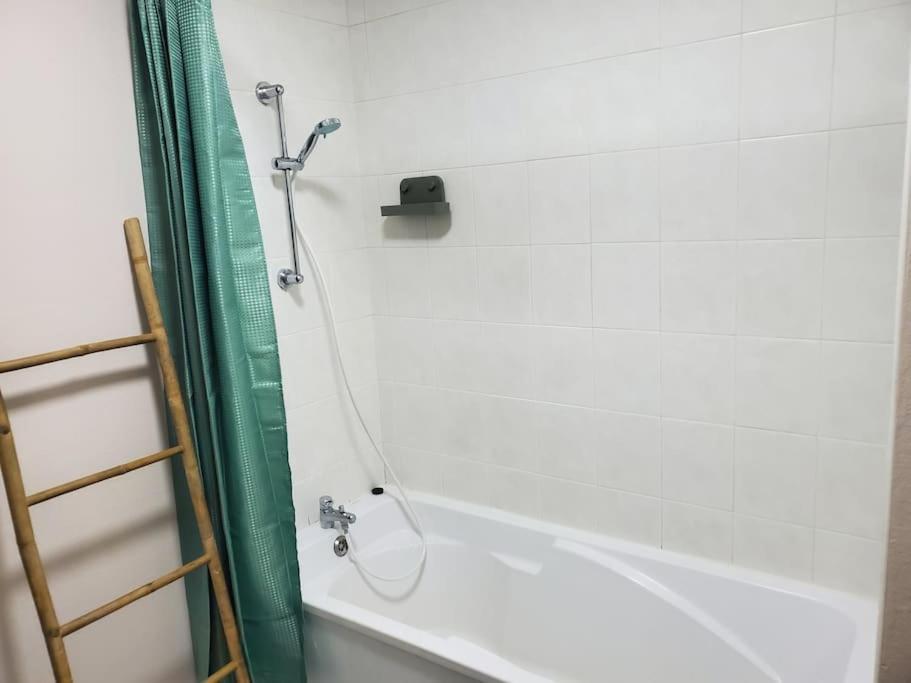 Appartement Moderne En Ville Armentières Exterior foto